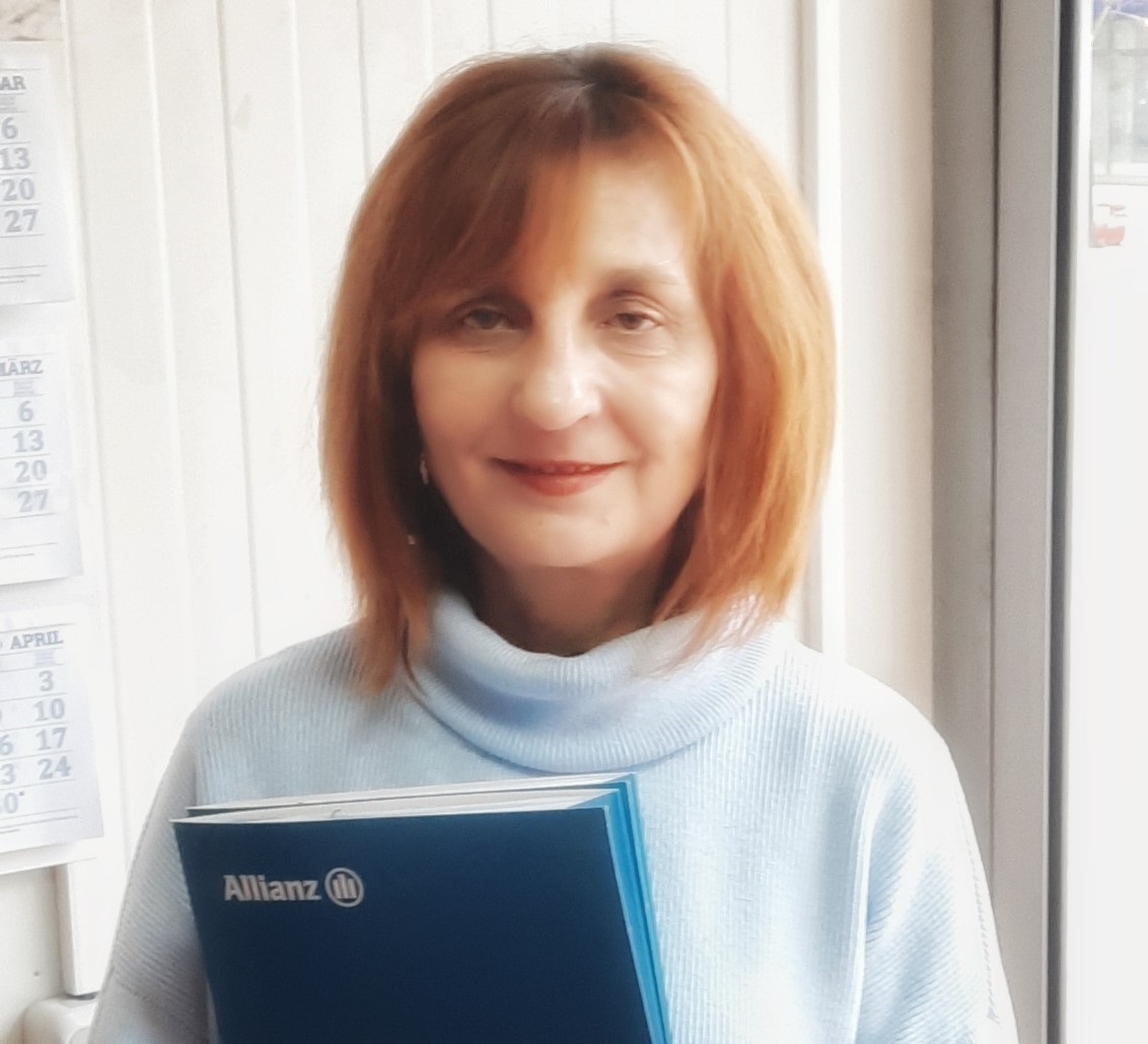 Елена Младенова